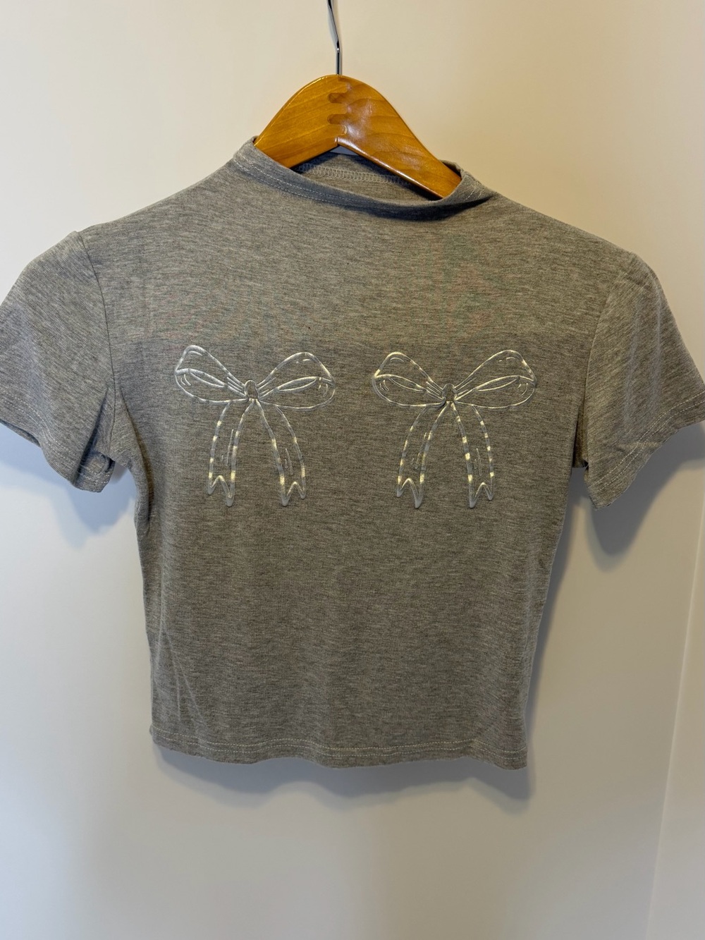 Gray Cropped Tee with Shiny Bow Motif